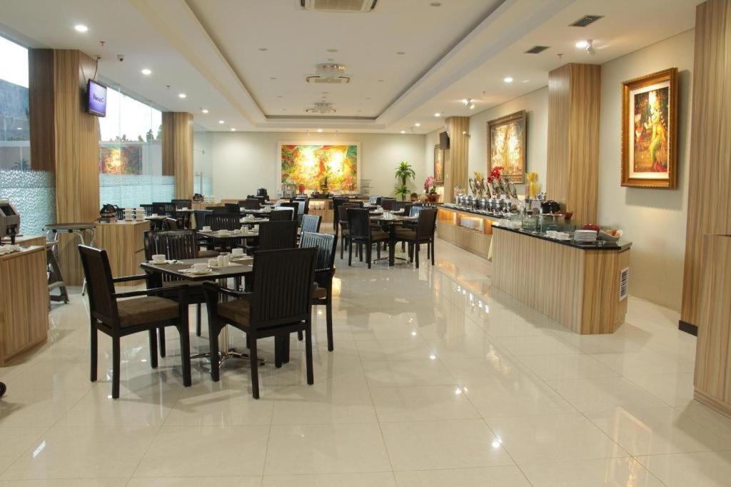 Atrium Premiere Cilacap Luaran gambar