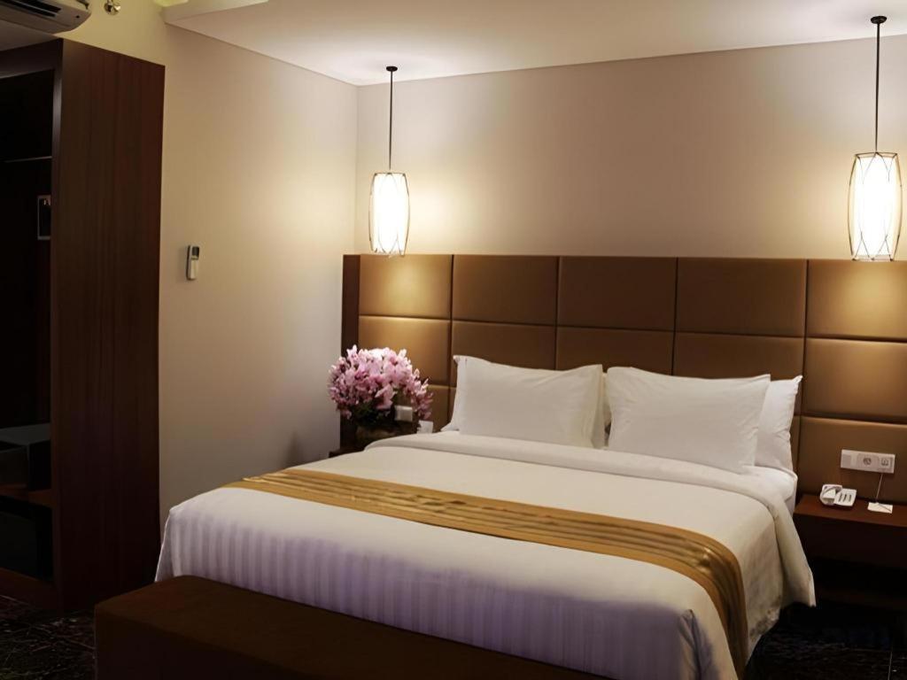 Atrium Premiere Cilacap Luaran gambar
