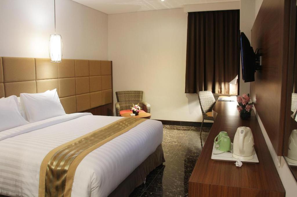 Atrium Premiere Cilacap Luaran gambar
