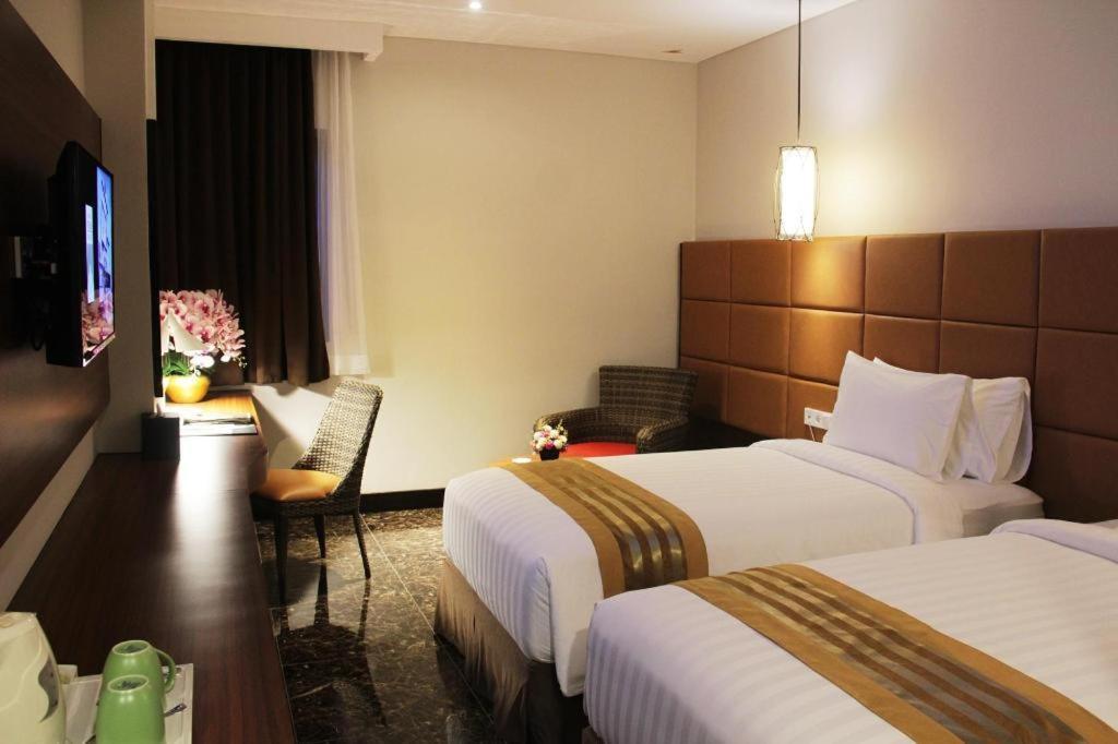 Atrium Premiere Cilacap Luaran gambar