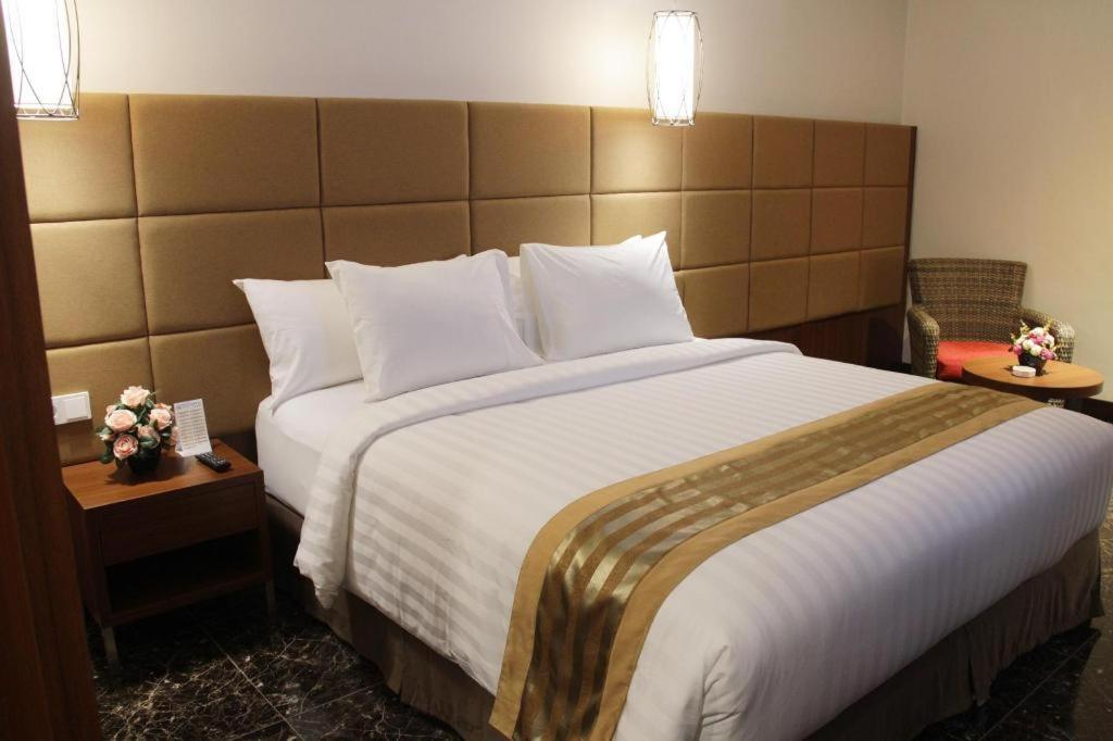 Atrium Premiere Cilacap Luaran gambar