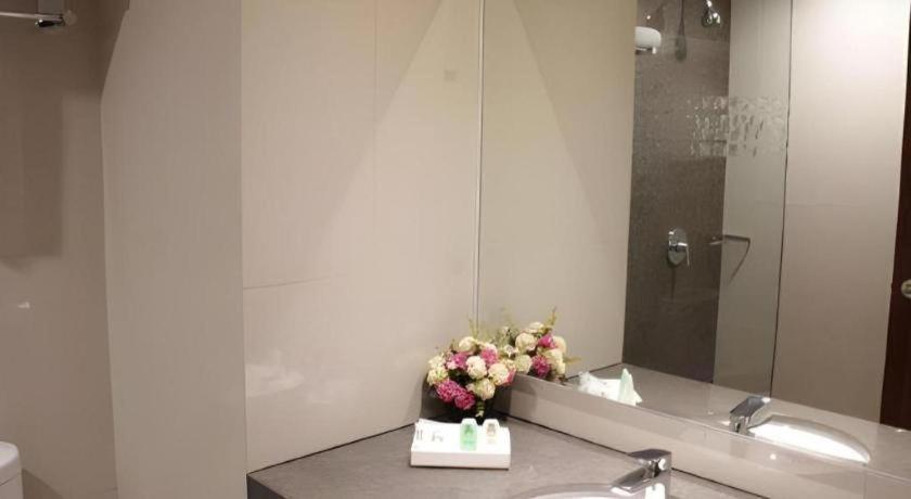 Atrium Premiere Cilacap Luaran gambar
