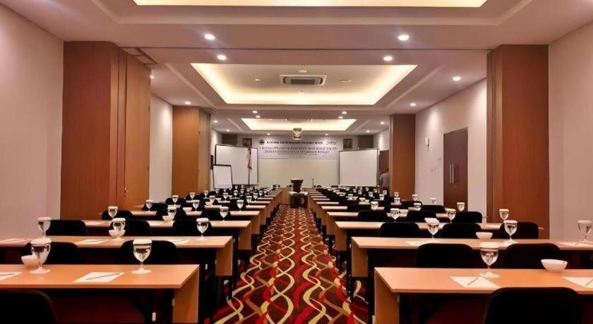 Atrium Premiere Cilacap Luaran gambar