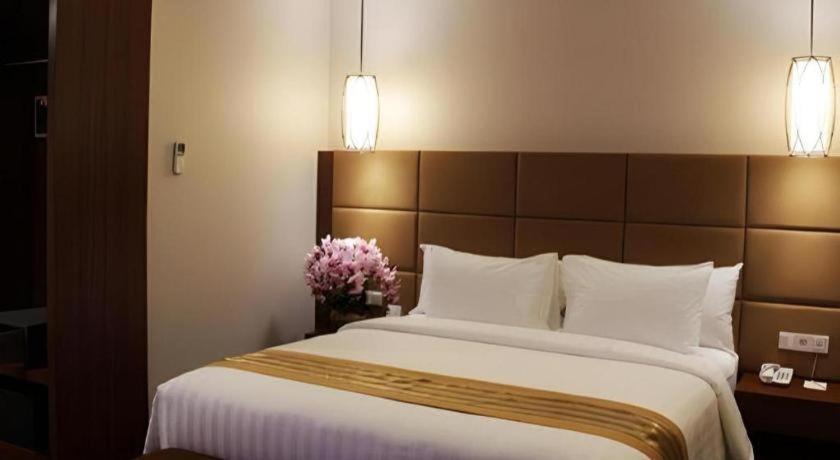 Atrium Premiere Cilacap Luaran gambar