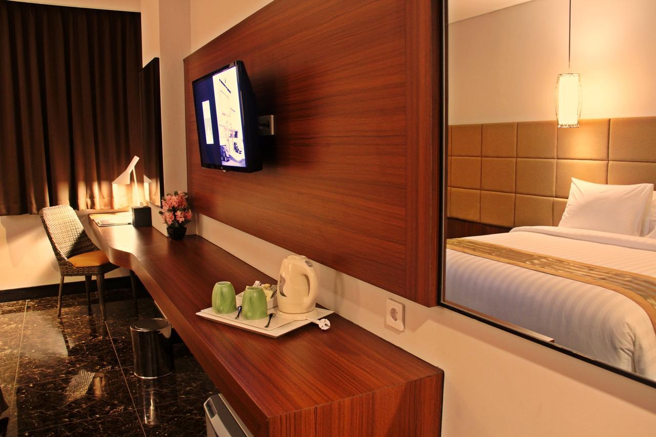 Atrium Premiere Cilacap Luaran gambar